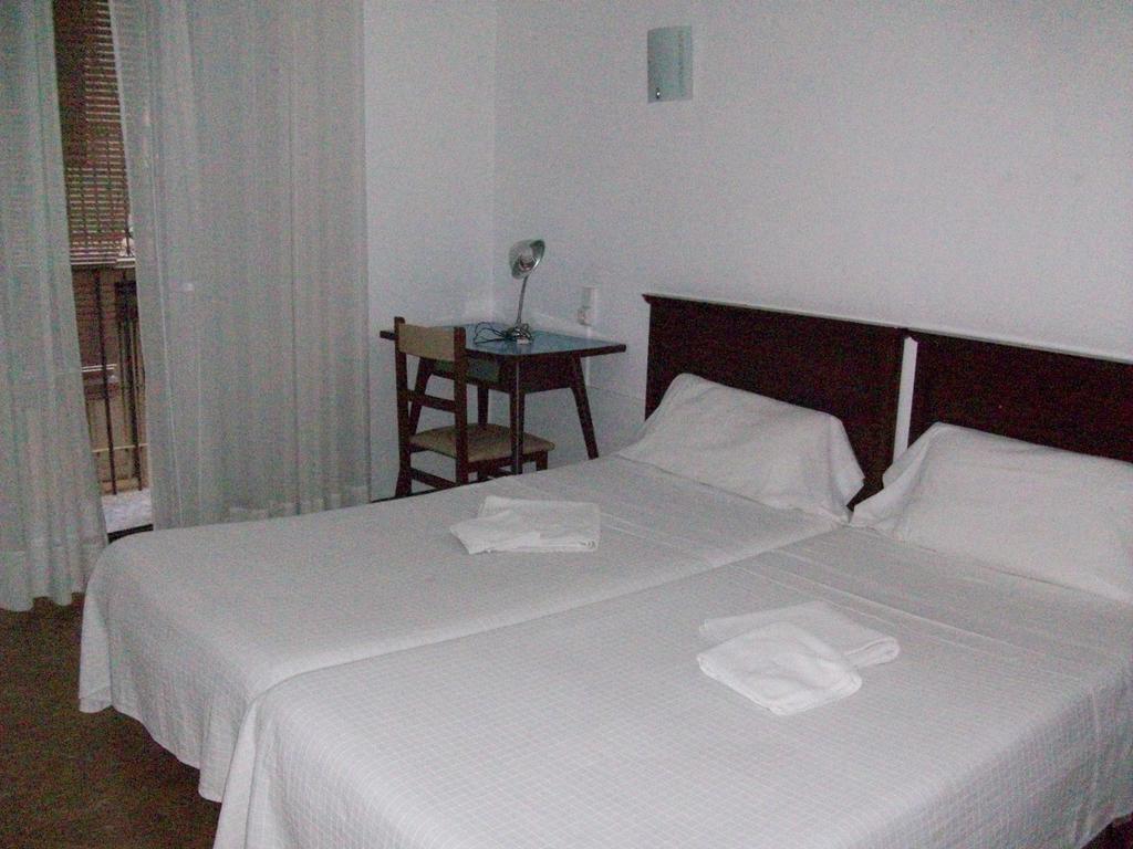 Pensio Viladomat Girona Room photo